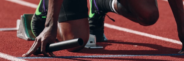 综合体育训练场景 - 多位运动员在现代化场馆中进行不同项目的训练