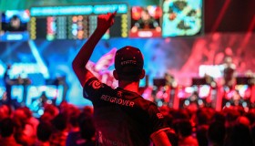 JDG战队决胜局力克WBG，团队配合助其晋级下一轮